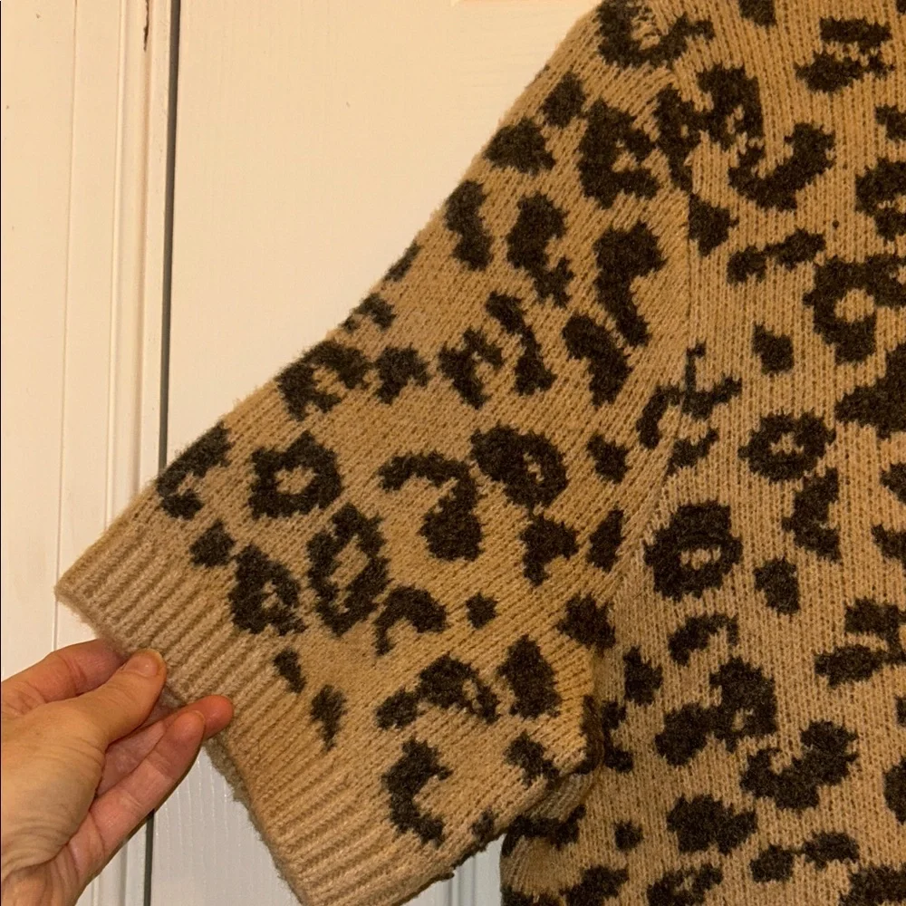 Abercrombie & Fitch Leopard Print Short Sleeve Sweater - Picture 8 of 10